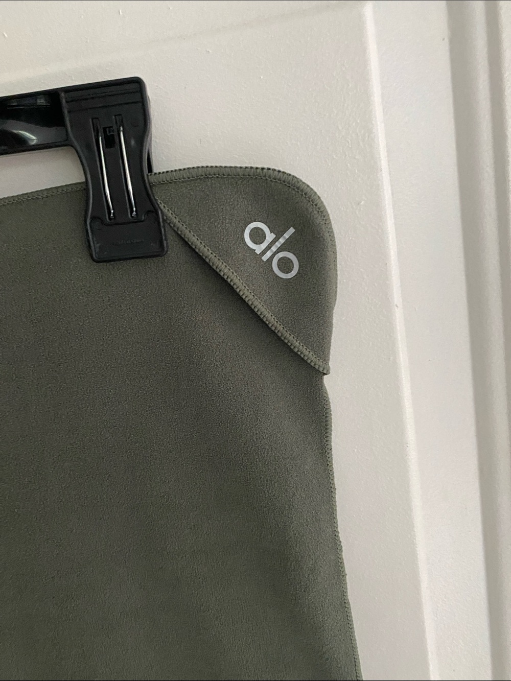 Alo Performance No Sweat Hand Towel - Picture 2 of 6